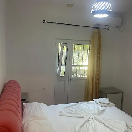 Traceys 3 Apartment Borsh