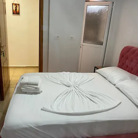 Traceys 3 Apartment *