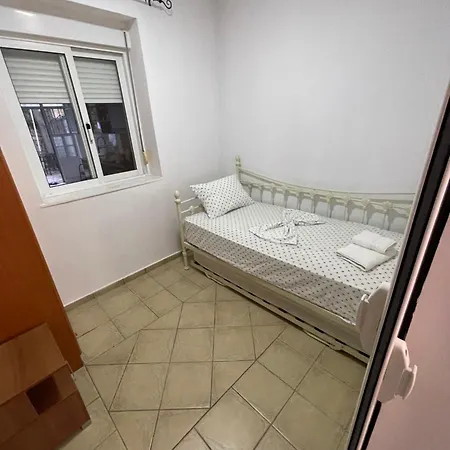 Traceys 3 Apartment Borsh